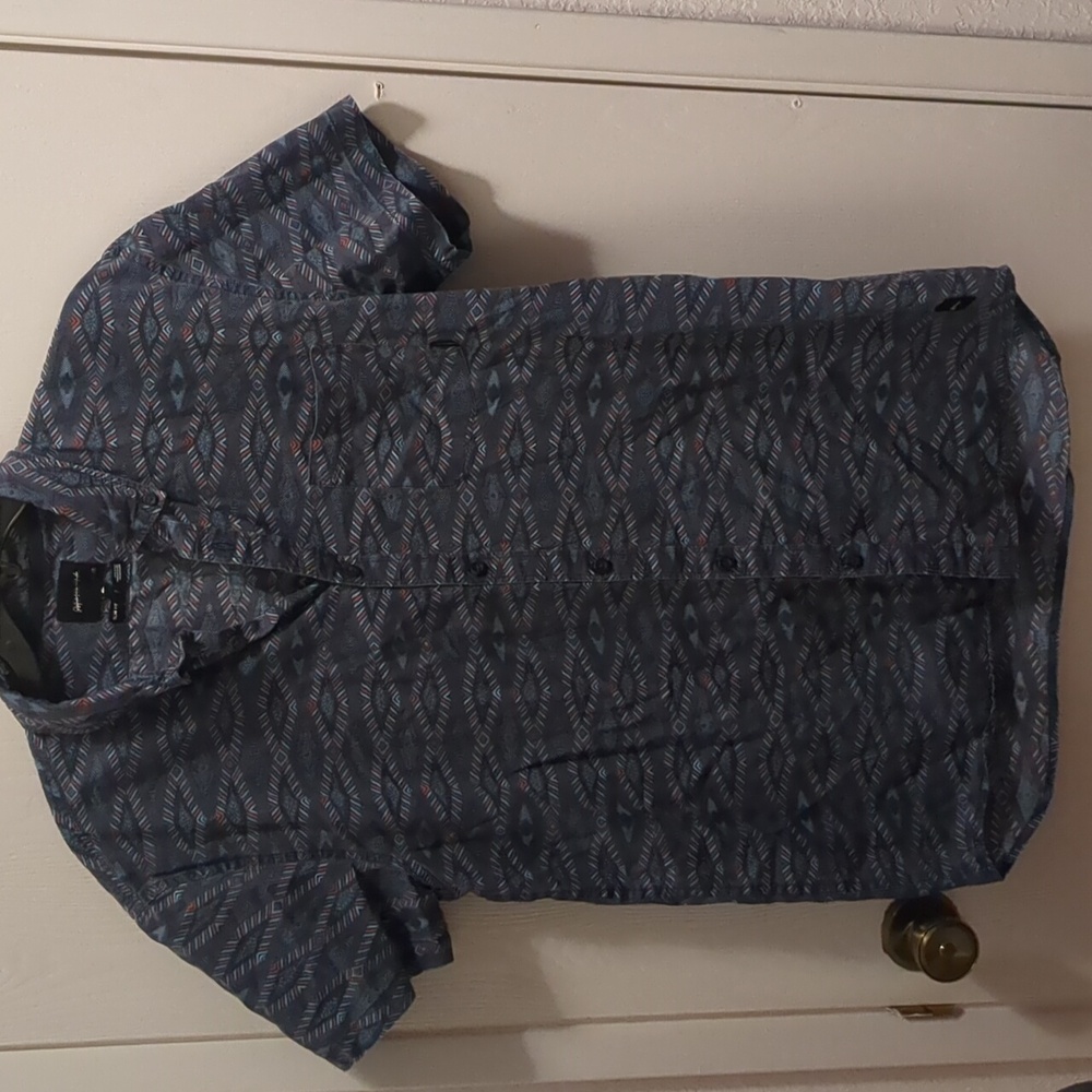 QuickSilver men’s patterned button shirt